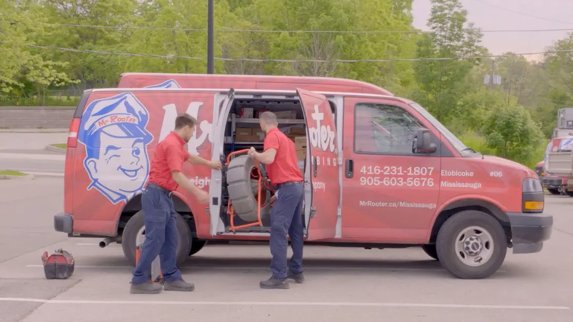 Mississauga plumbers rendering commercial plumbing services for local business
