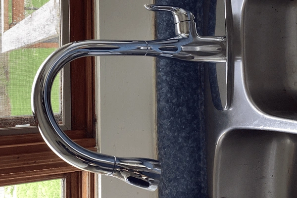 After image of the new kitchen faucet replacement.